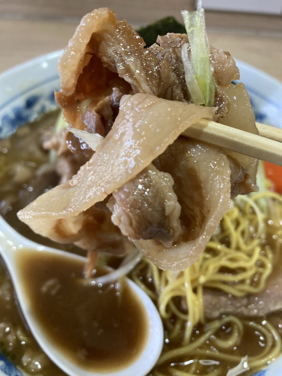 覆めん花木にて「ウラ(芝海老)」を食す🍥
花木さんが作る裏ラーメンを漸く初ゲットン、今年初訪麺にして神回✨第三土曜にリリースされる「悪だくみ」よりも更に尖りまくった塩味と激ブッ濃い出汁が五感を抉っていく本件✨初っ端からメーターを振り切り、凄まじい破壊力で暴れるキラーマシン的な逸杯👑