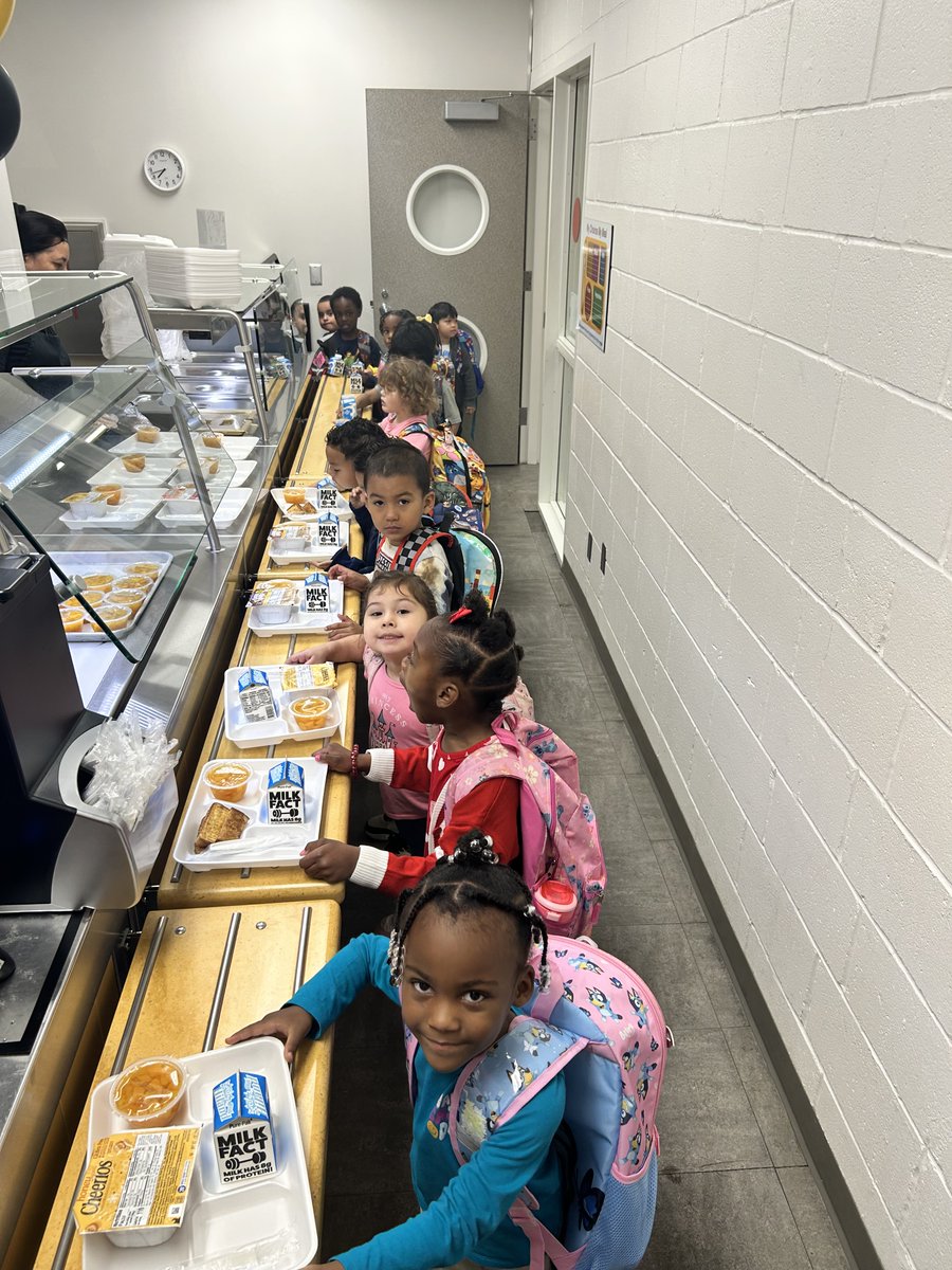 CrosbyNutrition's tweet photo. Yesterday our @Crosby_Kinder scholars were excited to be back and ready for breakfast. 🎒 ✨ Smiles all around as they started the day with a nutritious meal to fuel learning and fun. 😊 🍎 💪 🥛 

@CrosbyISD #committedtostudents #cougarpride #bettertogether #Crosbytx https://t.co/z0qaulHRlx