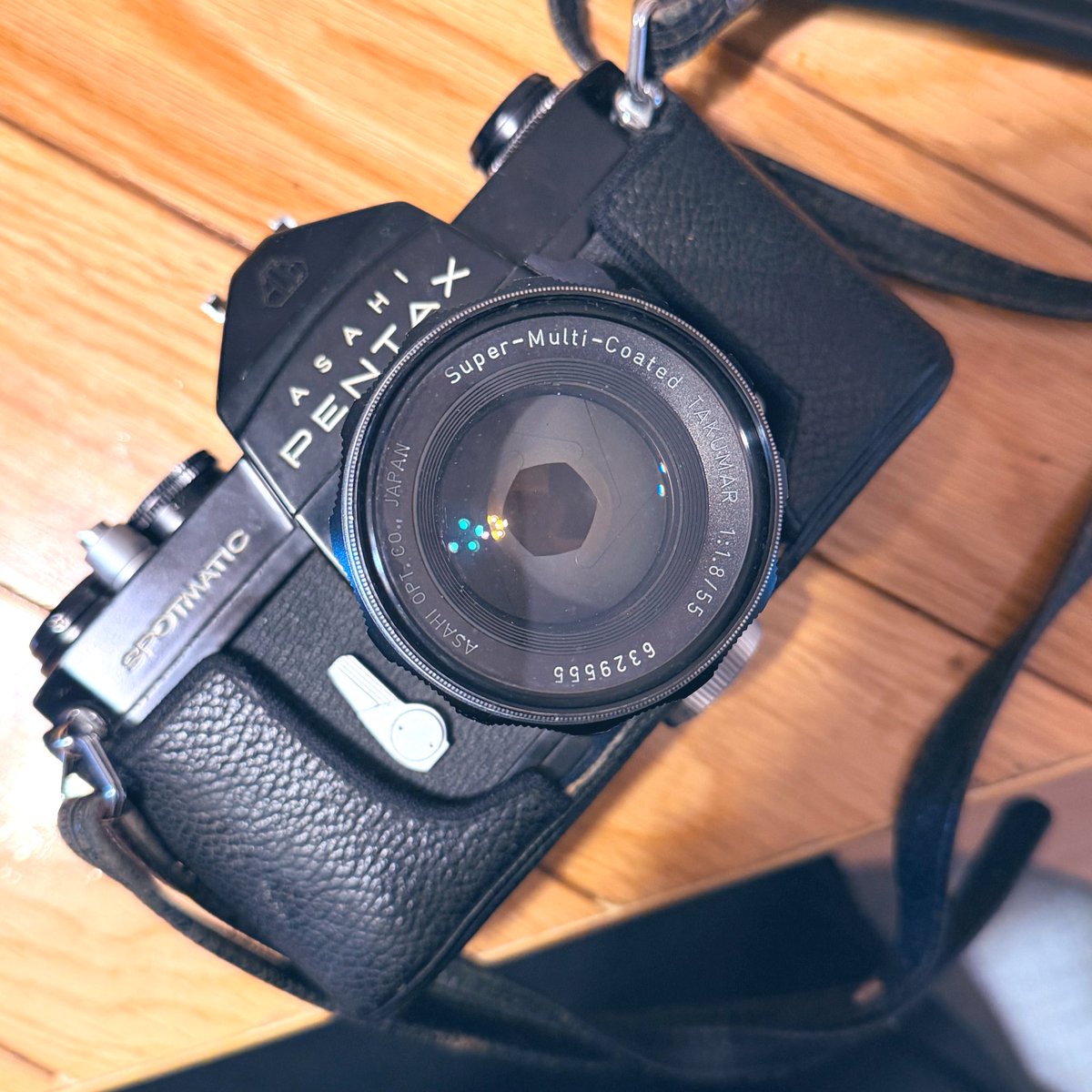 Okaaasan333's tweet image. 友人のお父さんが使ってたフィルムカメラを譲り受けました。

修理から戻ったらフィルム買おー🎞️
#pentaxsp #asahipentax