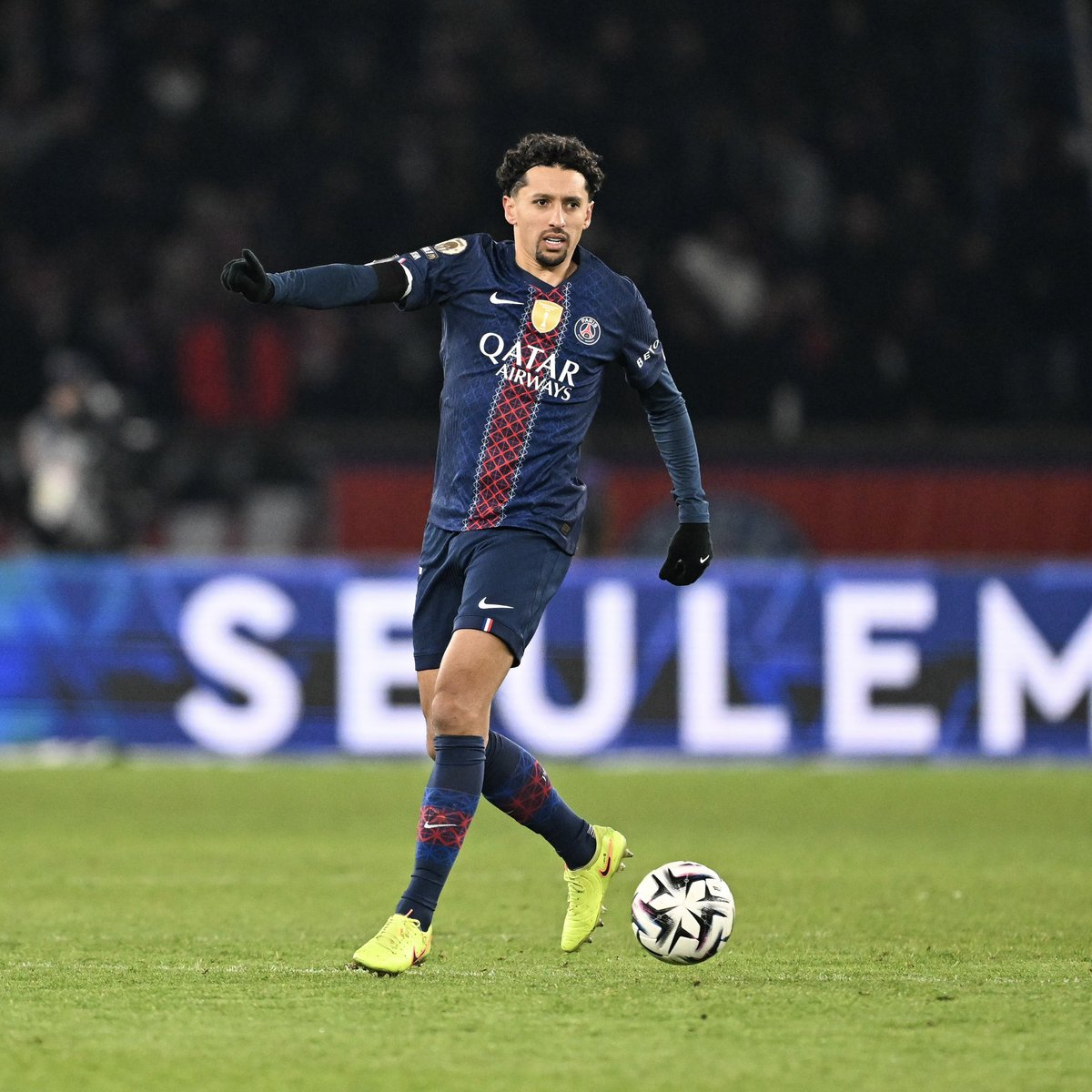 ActuFoot_'s tweet image. 🚨 « 𝗖’𝗘𝗦𝗧 𝗟𝗘 𝗠𝗢𝗠𝗘𝗡𝗧 𝗗𝗘 𝗥𝗘𝗠𝗘𝗧𝗧𝗥𝗘 𝗘𝗡 𝗖𝗛𝗢𝗦𝗘 𝗟𝗘𝗦 𝗣𝗟𝗔𝗖𝗘𝗦 𝗙𝗔𝗖𝗘 𝗔̀ 𝗟’𝗢𝗠. » 👊❤️💙

Marquinhos 🇧🇷 est prêt pour le Classique face à l’OM :

« La défaite au Vélodrome ? Perdre contre Marseille n'est jamais une bonne chose. Mais nous sommes…