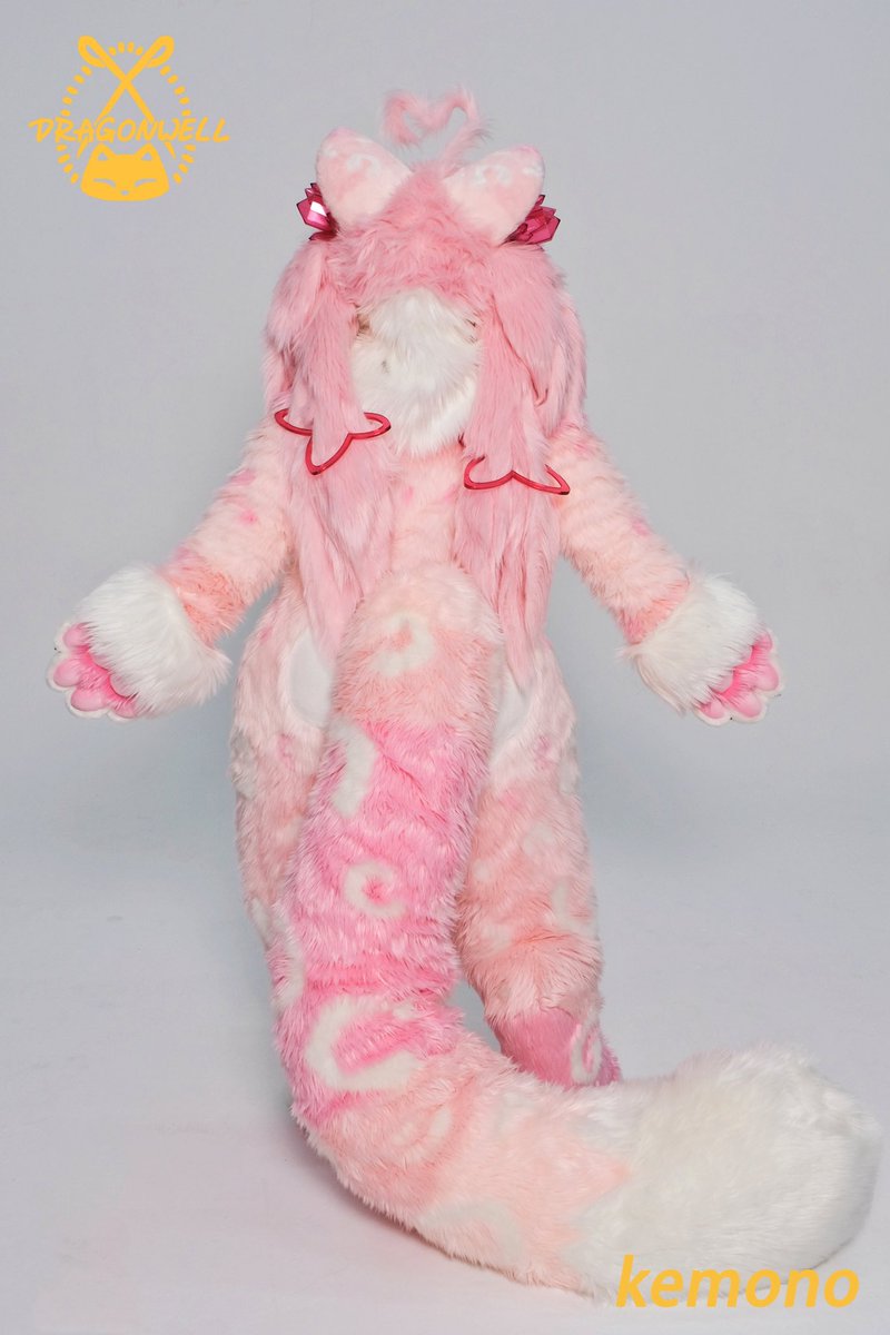 Do you like my big pink tail? I don't think you can resist it. 💕

Owner:<a href="/LumiTheNoodle/">⭐️Lumi Noodle⭐️</a> 

#furry #fursuit #DragonWell