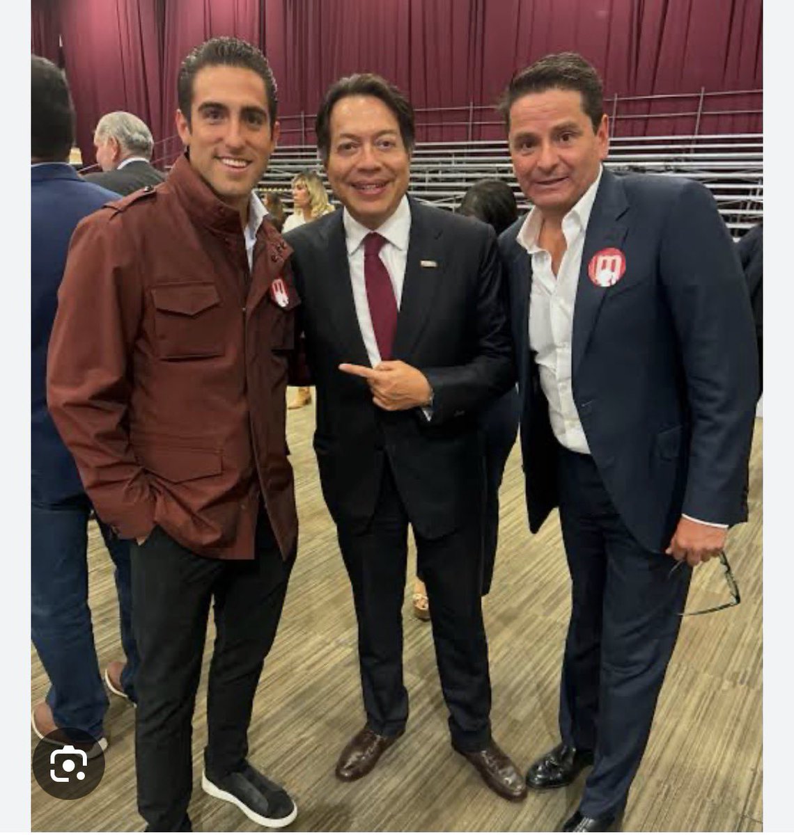 jorgegogdl's tweet photo. Aquí podemos ver al senador de Morena, @GinoSeguraV usando unos Zapatos Zegna triple stich de 33,350 pesos. En conjunto con el que le pone un 0 de menos a su departamento, el Secretario de educación, Mario Delgado.

Ah la austeridad. https://t.co/nAL8KPFBg8