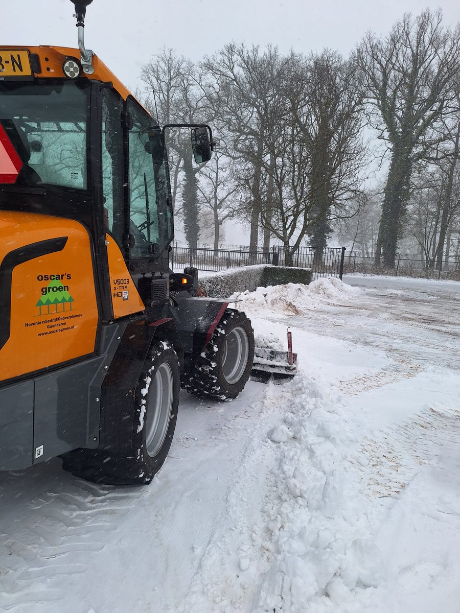 Tuinvrouw's tweet photo. Beste wensen voor 2026! 
Starten met het nieuwe tuinjaar in de sneeuw! De tuin in winterslaap, maar wij zijn gestart!💚 https://t.co/WrfIHTekfz