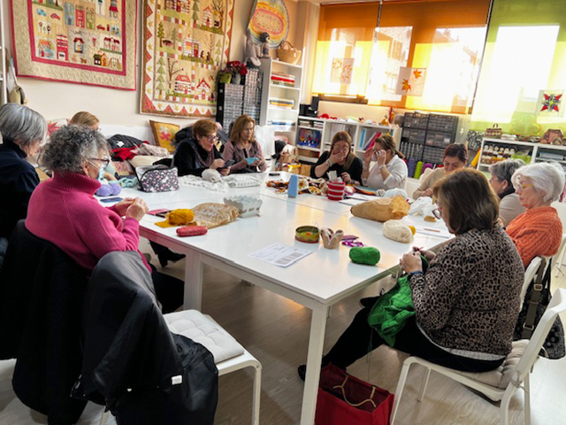 ¡FELIZ AÑO 2026! INICIA EL AÑO CON TU NUEVO CURSO DE #Punto, #Crochet ó #Patchwork EN QUESECOSE  🧶🪡

Quedan muy pocas plazas, pero si todavía no has reservado tu plaza... ¡date prisa y empieza el año aprendiendo tu labor favorita! Llama al 609.87.54.91 o pasa por QueSeCose para