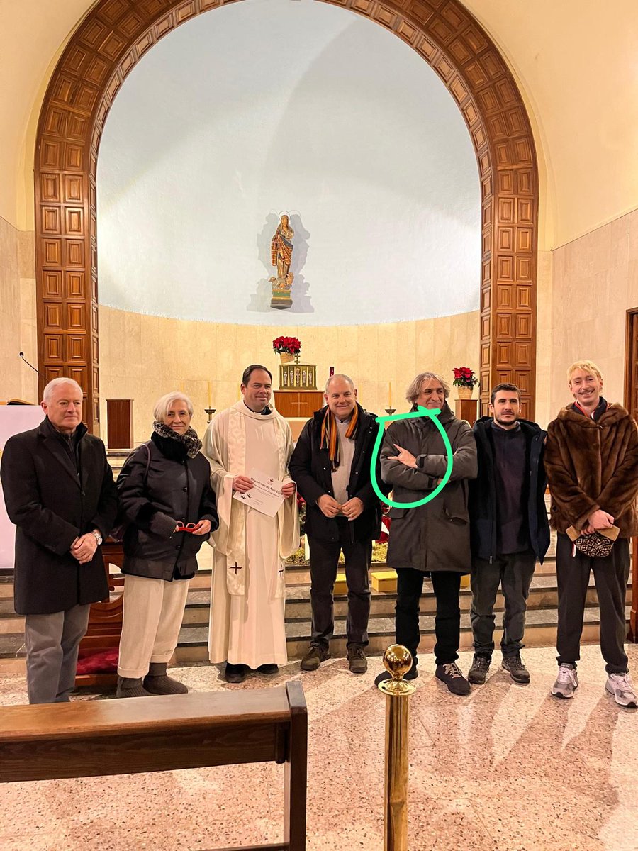 PPSantCugat's tweet image. És inacceptable que un membre de la CUP i del govern de #Valldoreix assisteixi a una missa i es faci fotografies fent gestos irrespectuosos i ofensius. El respecte a les creences i als actes religiosos és bàsic en una societat plural. Governar exigeix responsabilitat i respecte.