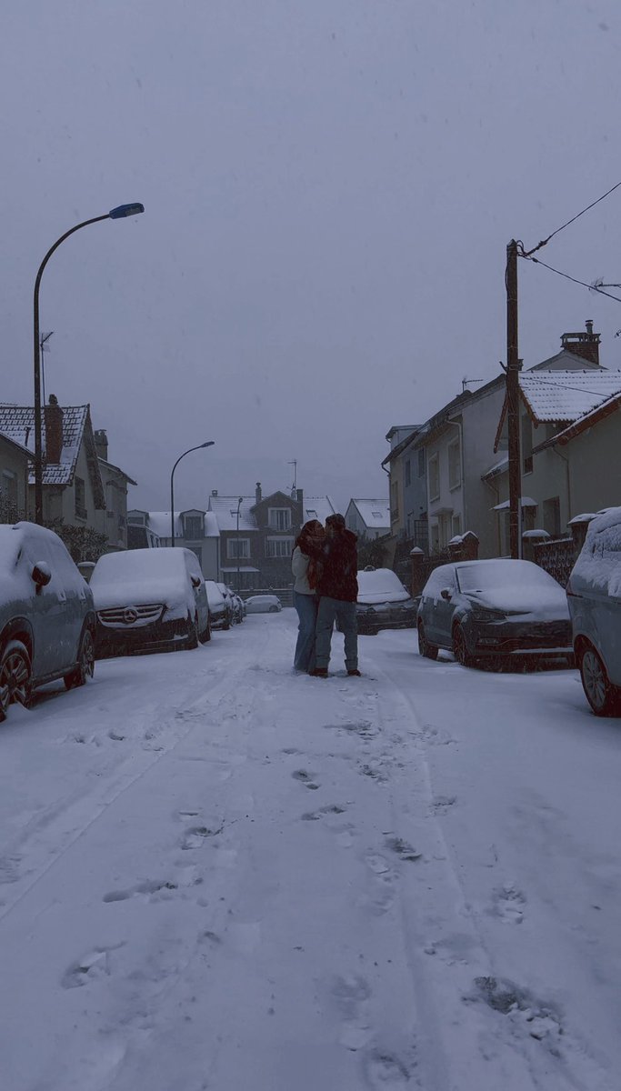 lwicalaw's tweet image. On s’est réveillés ce matin, il a regardé par la fenêtre et m’a dit « viens on s’habille et on va danser sous la neige » et c’est exactement ce qu’on a fait 🥹