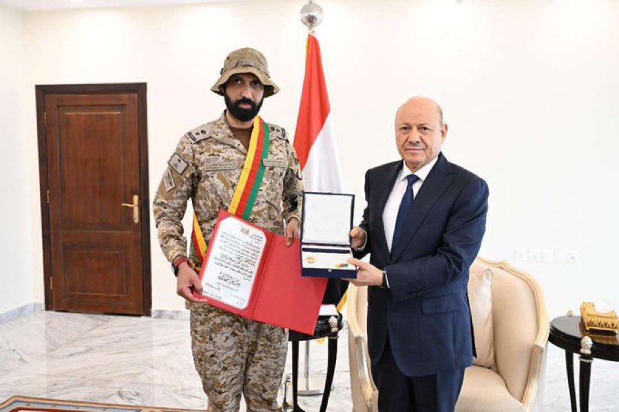 saudi_ksa1727's tweet image. فخرٌ يليق بأبناء زهران الأبية!” 🇸🇦
فخامة الرئيس اليمني د. رشاد العليمي يقلّد المقدم البطل محمد بن سعيد الزهراني – قائد القوة 702 بـ #قوات_التحالف – وسام الشجاعة من الدرجة الأولى 🥇
نظير قيادته الحاسمة التي هزمت المليشيات الإرهابية وحمت محافظتي #مأرب و #الجوف، وأفشلت محاولات…
