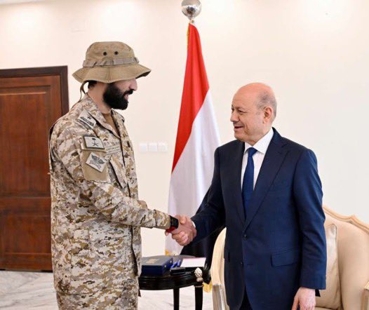 saudi_ksa1727's tweet image. فخرٌ يليق بأبناء زهران الأبية!” 🇸🇦
فخامة الرئيس اليمني د. رشاد العليمي يقلّد المقدم البطل محمد بن سعيد الزهراني – قائد القوة 702 بـ #قوات_التحالف – وسام الشجاعة من الدرجة الأولى 🥇
نظير قيادته الحاسمة التي هزمت المليشيات الإرهابية وحمت محافظتي #مأرب و #الجوف، وأفشلت محاولات…