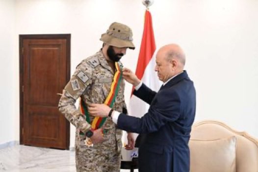 saudi_ksa1727's tweet image. فخرٌ يليق بأبناء زهران الأبية!” 🇸🇦
فخامة الرئيس اليمني د. رشاد العليمي يقلّد المقدم البطل محمد بن سعيد الزهراني – قائد القوة 702 بـ #قوات_التحالف – وسام الشجاعة من الدرجة الأولى 🥇
نظير قيادته الحاسمة التي هزمت المليشيات الإرهابية وحمت محافظتي #مأرب و #الجوف، وأفشلت محاولات…