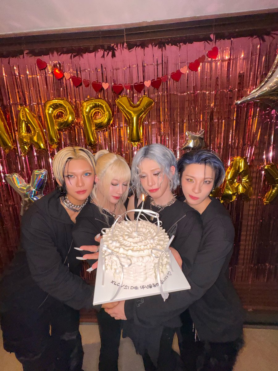 XLOV_official's tweet image. [📸]

𝟮𝟬𝟮𝟲 𝗫𝗟𝗢𝗩 𝟭𝘀𝘁 𝗔𝗡𝗡𝗜𝗩𝗘𝗥𝗦𝗔𝗥𝗬 𝗙𝗔𝗡 𝗖𝗢𝗡𝗖𝗘𝗥𝗧 &amp;lt;𝗙𝗜𝗥𝗦𝗧 𝗟𝗢𝗩𝗘&amp;gt;

#XLOV #엑스러브 
#XLOV_1st_Anniversary
#FIRST_LOVE