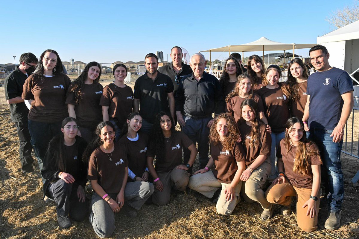 netanyahu's tweet image. היום בביקור בנגב עם השר לביטחון לאומי ושר הביטחון, יחד עם המפכ”ל, יחד עם סגן הרמטכ״ל, יחד עם ראש השב״כ, עם נציגים של משרדי הממשלה, למטרה אחת - אנחנו באים להחזיר את הנגב למדינת ישראל. 

זה אומר התיישבות בקנה מידה שלא הכרנו, וזה אומר הסדרה גם לתושבים הבדואים. אבל זה אומר בראש…