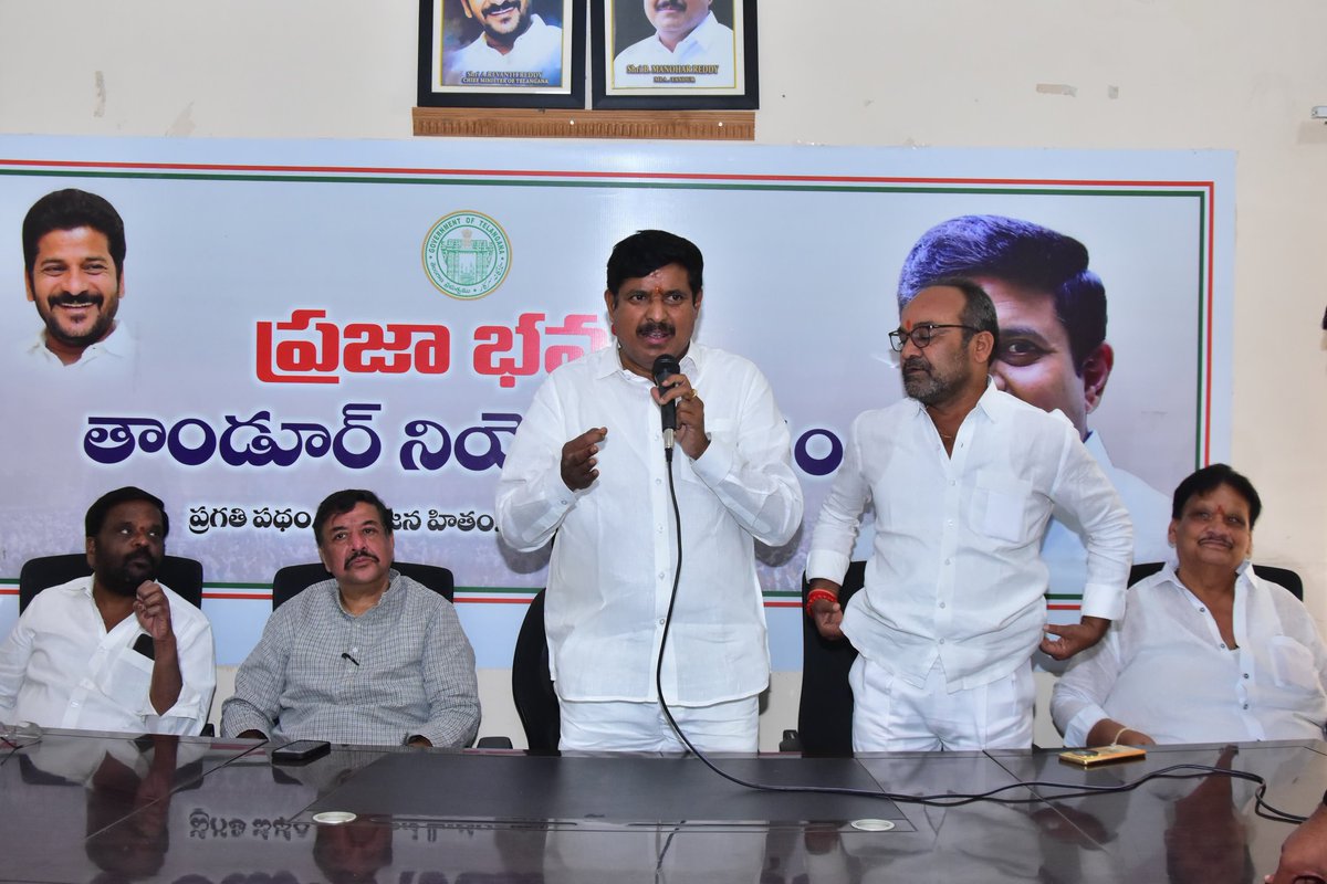 ManoharReddyINC's tweet photo. జిల్లాలో కాంగ్రెస్ పార్టీని మరింత బలోపేతం చేయడానికి ప్రతి ఒక్కరూ శ్రమించాలి...
ఈరోజు తాండూరు ఎమ్మెల్యే క్యాంపు కార్యాలయంలో నియోజకవర్గ కాంగ్రెస్ పార్టీ నాయకులతో "జిల్లా కాంగ్రెస్ పార్టీ సంస్థాగత ఎన్నికల సన్నాహక సమావేశంలో" పాల్గొనడం జరిగింది...
♦️జిల్లా స్థాయి పదవుల కోసం అర్హులైన వారు దరఖాస్తులు చేసుకోవాలి.
♦️పార్టీ కోసం అంకితభావంతో పని చేయాలి.
♦️పార్టీ కోసం పని చేసే వారికి గుర్తింపు ఉంటుంది.
♦️సర్పంచ్ ఎన్నికల తరహాలోనే మున్సిపల్ ఎన్నికల్లో పార్టీ అభ్యర్థుల విజయం కోసం కష్టపడి పని చేయాలి.
♦️అర్హులైన వారికి పదవులు సమయానుకూలంగా వస్తాయి.

❇️ ఈ కార్యక్రమంలో జిల్లా కాంగ్రెస్ పార్టీ అధ్యక్షుడు ధారసింగ్ గారు, ఆర్య వైశ్య కార్పొరేషన్ ఛైర్పర్సన్ కల్వ సుజాత గారు, పార్టీ పరిశీలకులు వినోద్ రెడ్డి గారు, రాంశెట్టి నరేందర్ గారు పాల్గొన్నారు.
#TelanganaRising2047 
#PrajaPrabhutwam 
@revanth_anumula @Bhatti_Mallu @Bmaheshgoud6666 @INCTelangana