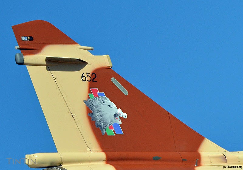 Vivrelhistoire's tweet photo. 🇫🇷🇱🇾🇹🇩🐖✈️ Ce jour-là | Le 7 janvier 1987, l’Armée de l’air française mène l’une de ses opérations aériennes les plus audacieuses en Afrique afin de stopper l’expansion libyenne : elle frappe la base de Ouadi Doum, au nord du Tchad, en représailles aux attaques menées par les troupes et les avions de Kadhafi, qui avaient peu auparavant visé des positions françaises. Cette base fortement défendue abrite des radars, des batteries de SA-6 et des avions libyens.

La mission est confiée à l’escadron de chasse 3/3 Ardennes, spécialiste de la destruction des radars grâce au missile anti-radar Martel, emporté par le Jaguar. Ses pilotes sont surnommés les « Cochons ».

Après un premier échec, un raid complexe est monté, mêlant Jaguar, Mirage F1, ravitailleurs et un Atlantic de guerre électronique. Le 7 janvier à 13h00, un seul missile Martel, tiré à très basse altitude, détruit le radar principal de Ouadi Doum, rendant l’aviation libyenne aveugle.