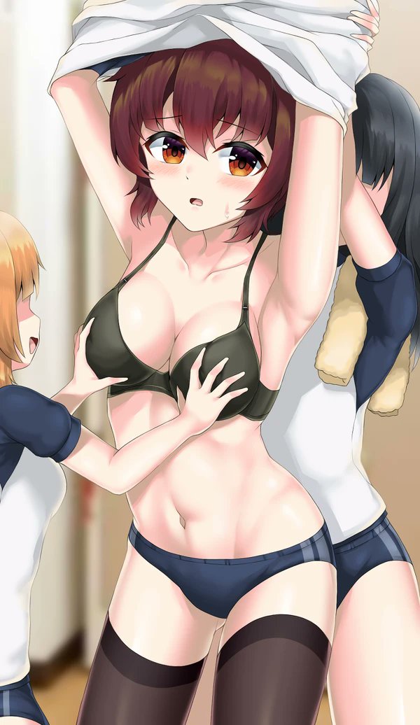 授業後の着替えを手伝ってくれる優しいお友達。
(4年前(初期)の那緒ちゃんです。) 