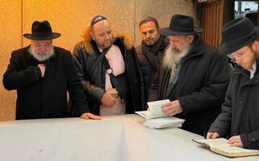 Itongadol's tweet photo. EE. UU. El héroe musulmán que desarmó a un terrorista islámico en el atentado de Jánuca en Sídney reza por la humanidad en la tumba del Rebe de Lubavitch
Nota: https://t.co/ddEn5Mm9E5
@Chabad #EEUU #Australia #Sídney #Jánuca #héroemusulmán #terroristaislámico #Ohel #Rebe
Agencia AJN