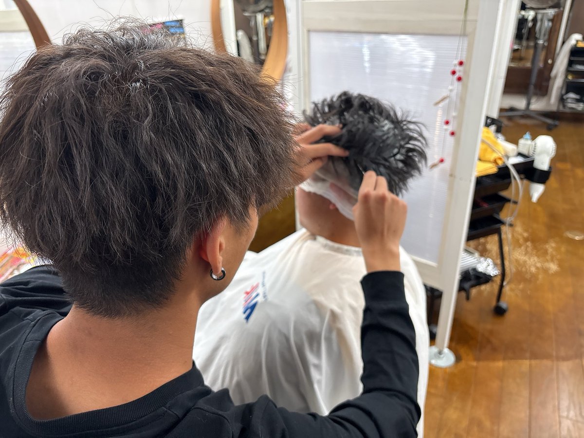 成人する子達が自分たちの頭を少し友達に手伝って貰うってちょっとした思い出になるかなと思ってさせてみたら上手👏✨️