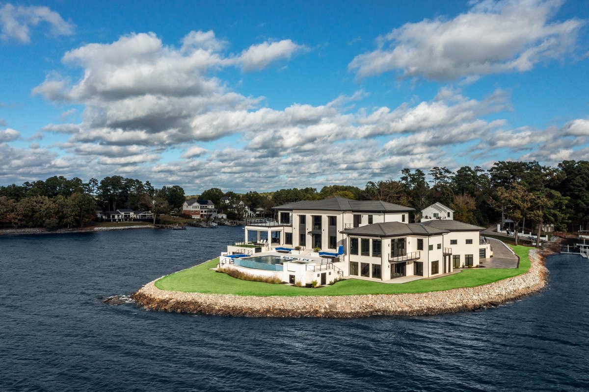 Congaree_Con_Co's tweet photo. Lakeside living, done right!
This one checks all the boxes - poolside afternoons, seamless indoor-outdoor flow, and places that invite you to stay a little longer.

#DesignBuild #CongareeConstructionCo #CustomHome #SouthCarolina #LakeMurray #Luxury #LakesideLiving #LuxuryHome https://t.co/kw8typsRkx