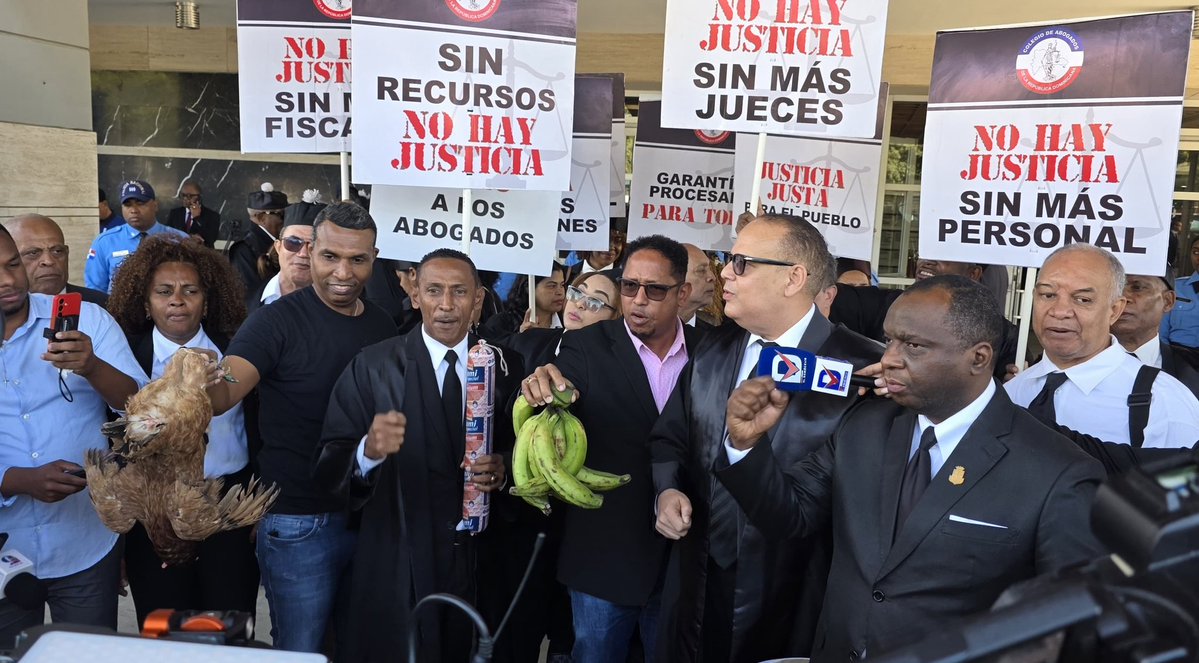 informando_rd7's tweet image. Los abogados con ocasión de conmemorarse el día del Poder Judicial celebraron una Marcha Nacional por la Dignidad del Abogado y el Acceso a la Justicia, frente a la Suprema Corte de Justicia, una manifestación cívica, pacífica y de alto contenido institucional. @TPotentini