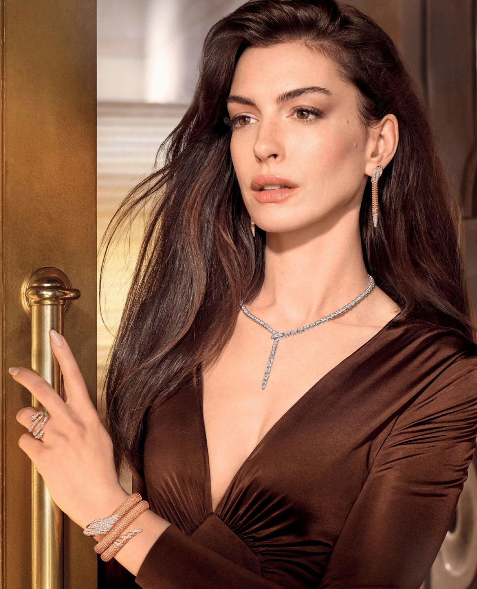 #AnneHathaway