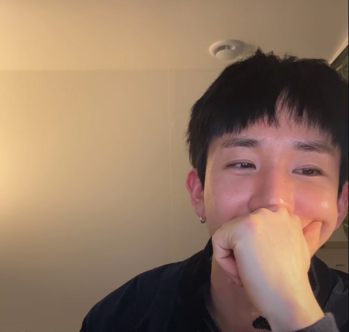 지금 이이잉 챌린지때문에 부끄러워 죽는 김병주 보이냐고 오늘 너무 귀엽다 뭐야 볼따구 뭐야!!!!