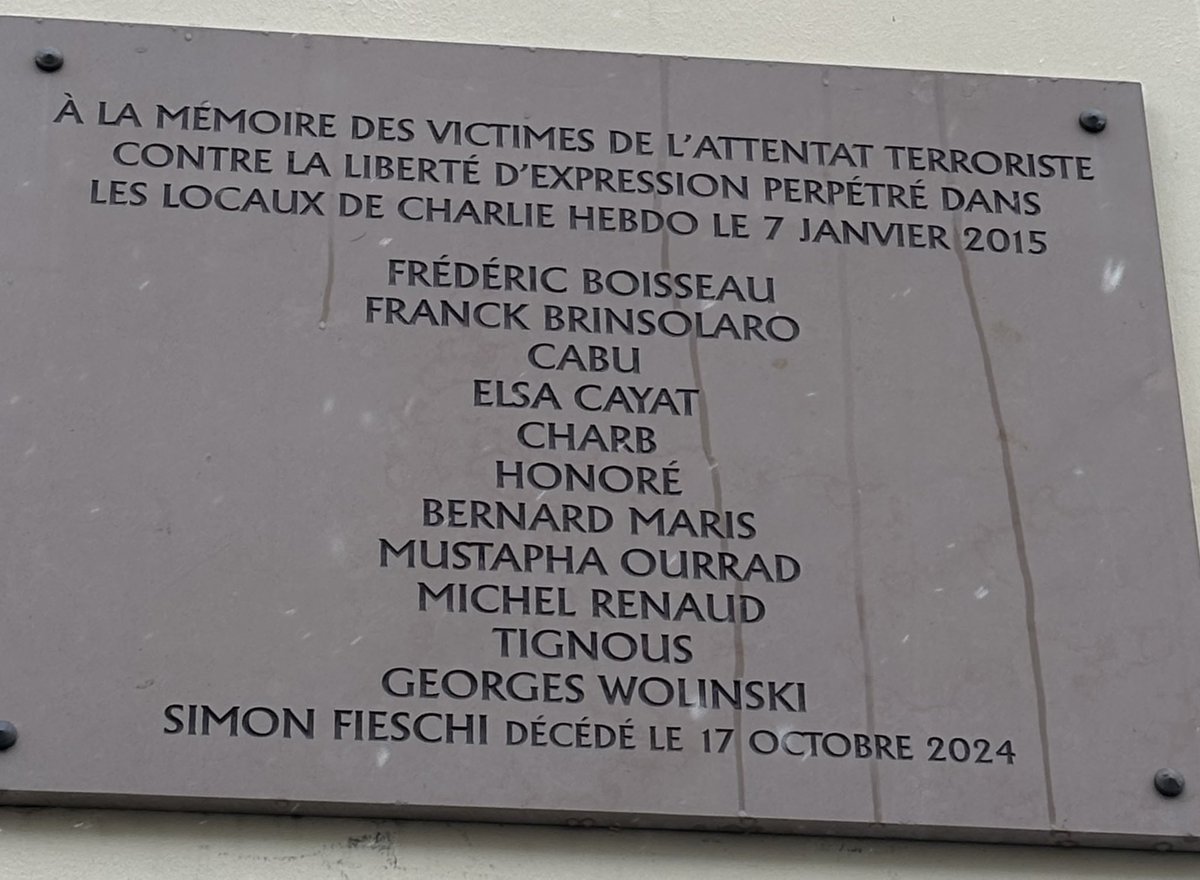 Helenebidard's tweet photo. J’étais à la cérémonie devant les anciens locaux de #CharlieHebdo dans le 11e à @Paris où ont démarré les attentats terroristes le #7Janvier2015, il y a 11 ans. 
Nous n’oublierons jamais nos camarades,
 #AhmedMerabet
les victimes de l’hypercacher,
tués par le fanatisme islamiste. https://t.co/MZDPIQNiMW
