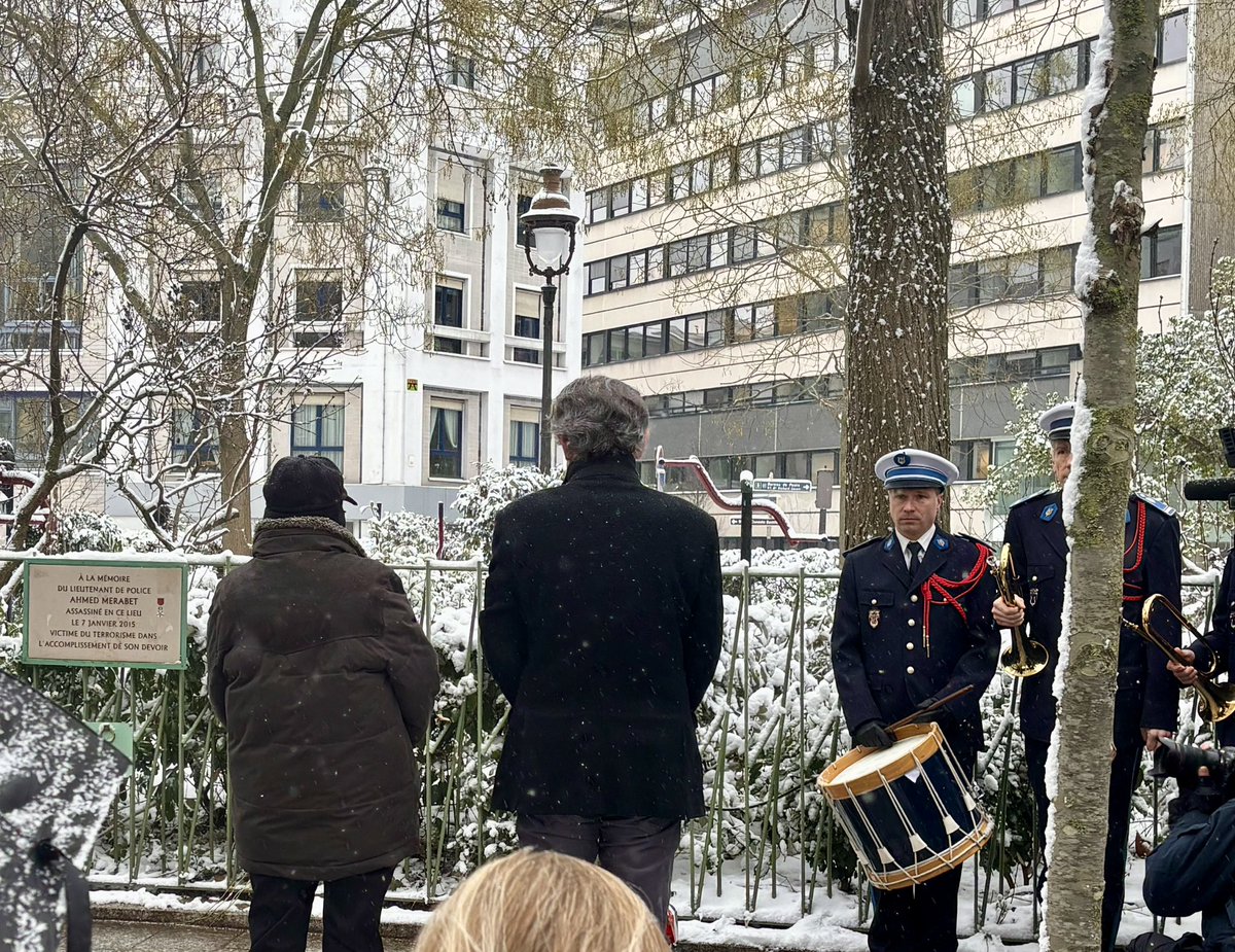 Helenebidard's tweet photo. J’étais à la cérémonie devant les anciens locaux de #CharlieHebdo dans le 11e à @Paris où ont démarré les attentats terroristes le #7Janvier2015, il y a 11 ans. 
Nous n’oublierons jamais nos camarades,
 #AhmedMerabet
les victimes de l’hypercacher,
tués par le fanatisme islamiste. https://t.co/MZDPIQNiMW