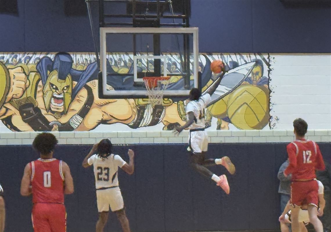 BREAL412's tweet photo. There’s a buzz in Brentwood about Deng Mu, a 6-7 newcomer from Uganda &amp; brother of Olympic gold medal-winning runner Athing Mu. The big guy, who has been playing for only a few years, had 32 points &amp; 25 rebounds in a recent game. Oh, &amp; he can fly!
Story: https://t.co/w1m536YyMd https://t.co/PCR1DouVm1