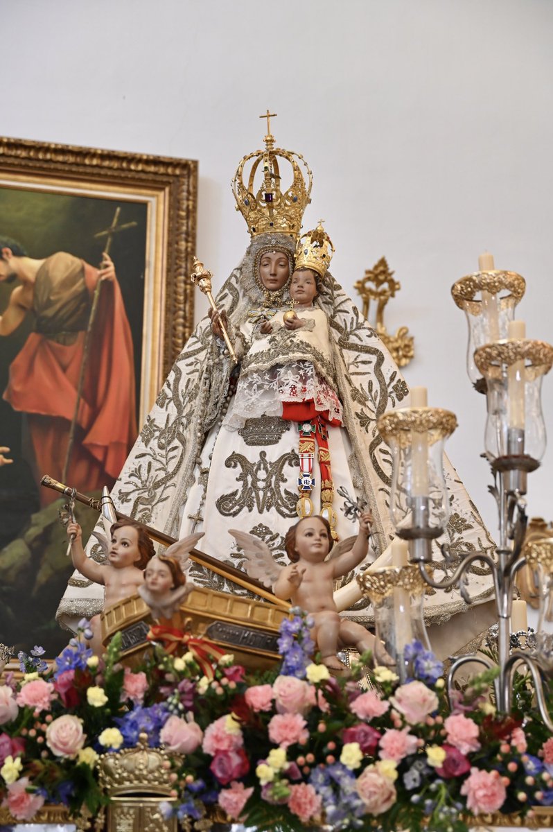 #VotodelaCiudad | La Santísima Virgen de la Cabeza, Patrona de Motril, ya se encuentra entronizada sobre las andas de plata para la celebración del Voto de la Ciudad. 

El exorno floral compuesto por un friso, ha sido realizado por El Olivo - Atelier Floral.

#PatronadeMotril