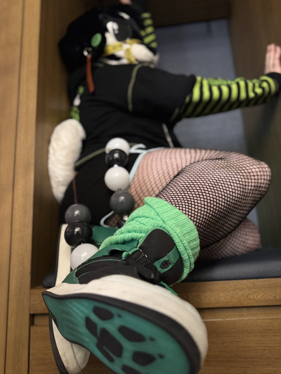 moonwyte's tweet photo. Im really rocking these paw shoes! I love em, i wore em for the whole con! 

shoes by @Werewolf_V https://t.co/kZY6kDelRc