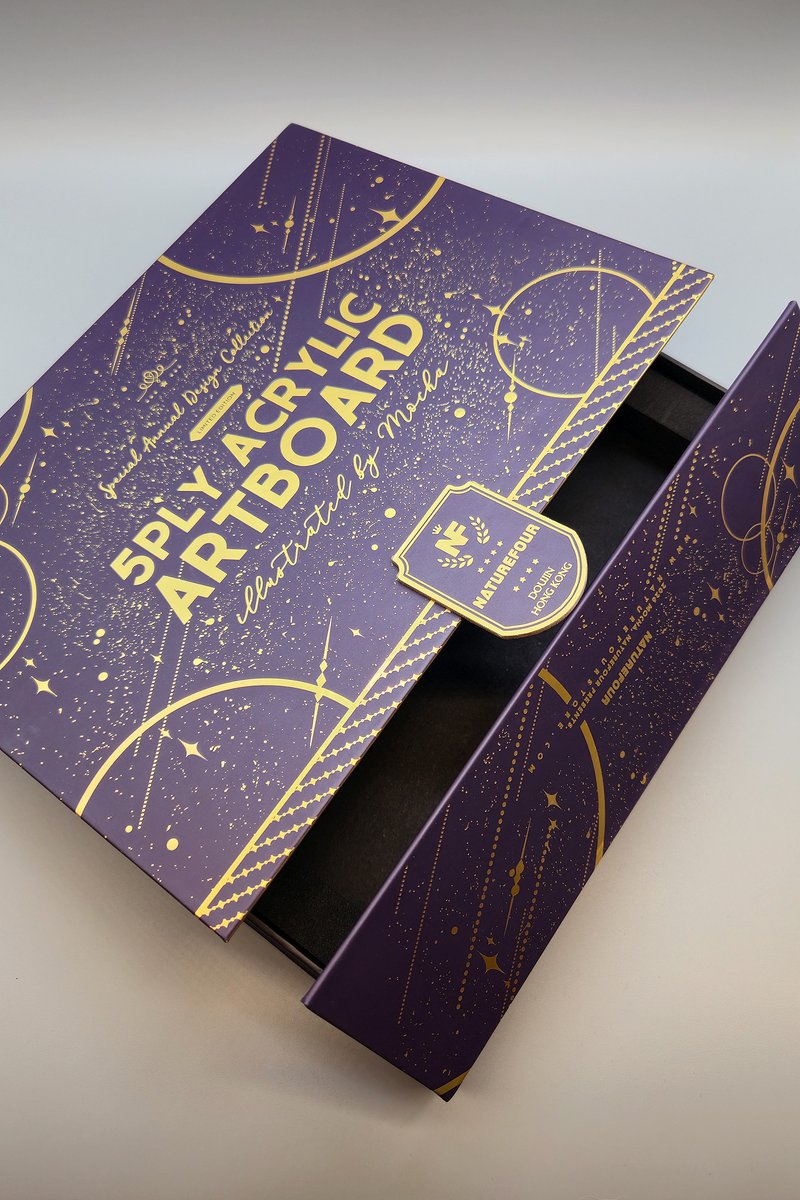 naturefour's tweet image. いつもご支援いただきありがとうございます！

年末年始も、新しい直筆サイン入りアクリル複制畫を準備しました！レーザー箔押しを仕上げました！特別な箔押しボックスもあるぞ！

残り数量はわずかとなっており、今週末で終了予定です。（再販の予定はない）興味がある方ぜひチェックしてくださいね！