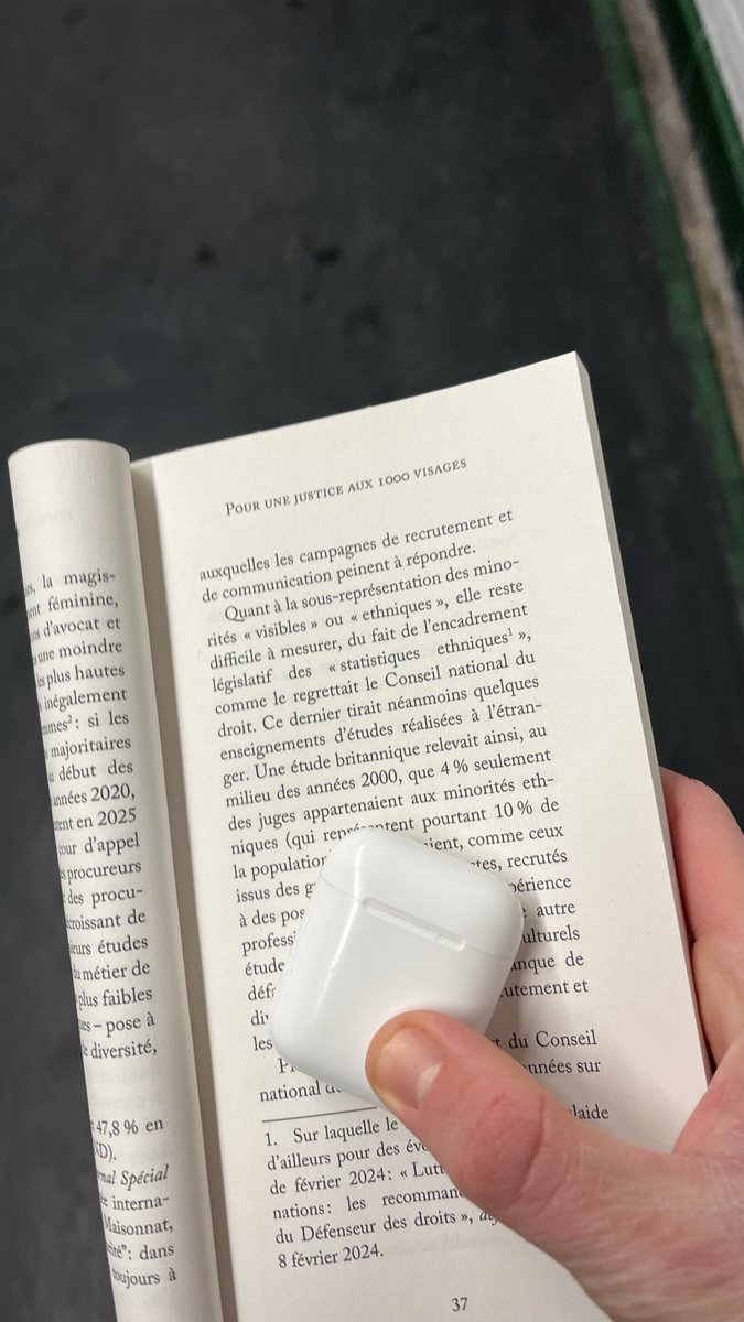 ilias948's tweet photo. Une personne a perdu son boîtier d’AirPod (M10 direction Boulogne) c’est déposé à la station Sèvres babylone https://t.co/cwLMeeDBat