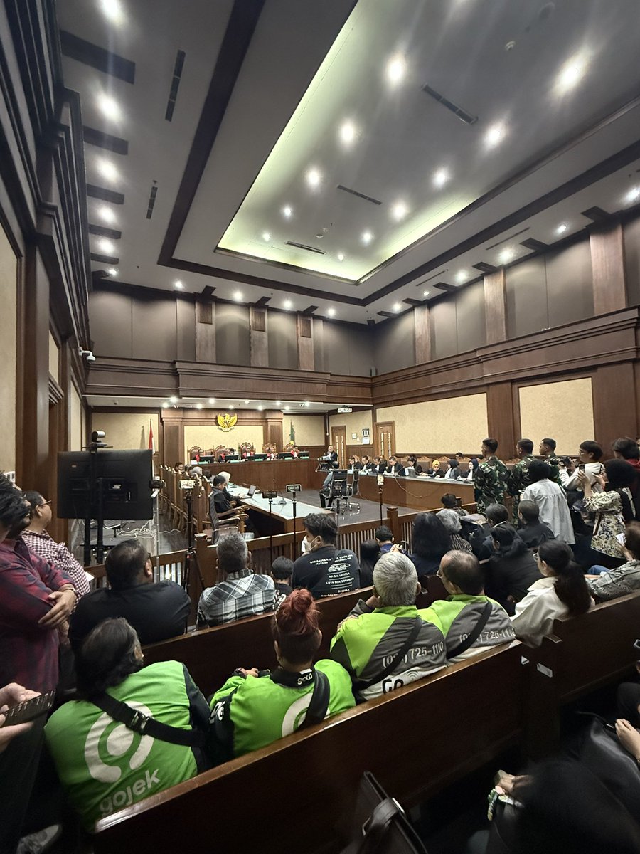 rohsting's tweet image. My friend Nadiem Makarim’s trial just began. 

Nadiem and I worked together at Gojek from 2015-2018, and I have known him since we entered university as 17 year olds. 

TL;DR: Nadiem Makarim is as clean as they come. 

I remember when we were running a nationwide driver…