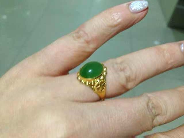 一个古早碧玉金戒指
