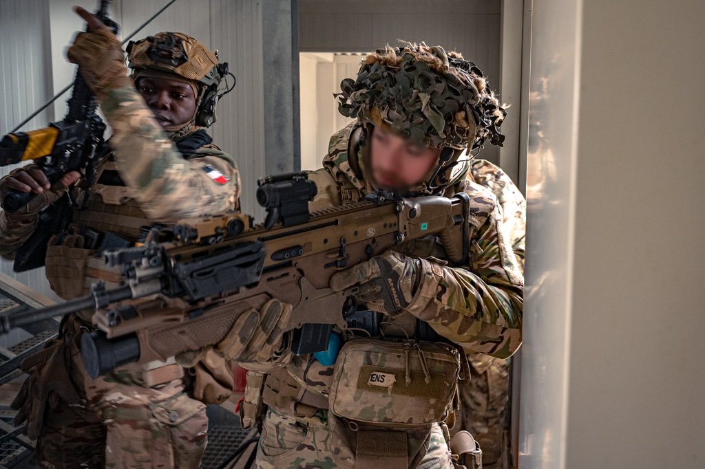 EtatMajorFR's tweet image. 📍Roumanie | Combat en zone urbaine pour les militaires 🇫🇷🇧🇪 du @NATOBGRomania
 
⚔ Manœuvre de projection et appui des troupes par les véhicules blindés
🏢 Effractions chaudes et progression en espace clos pour les soldats débarqués
 
🎯 Partage de savoir-faire pour un objectif