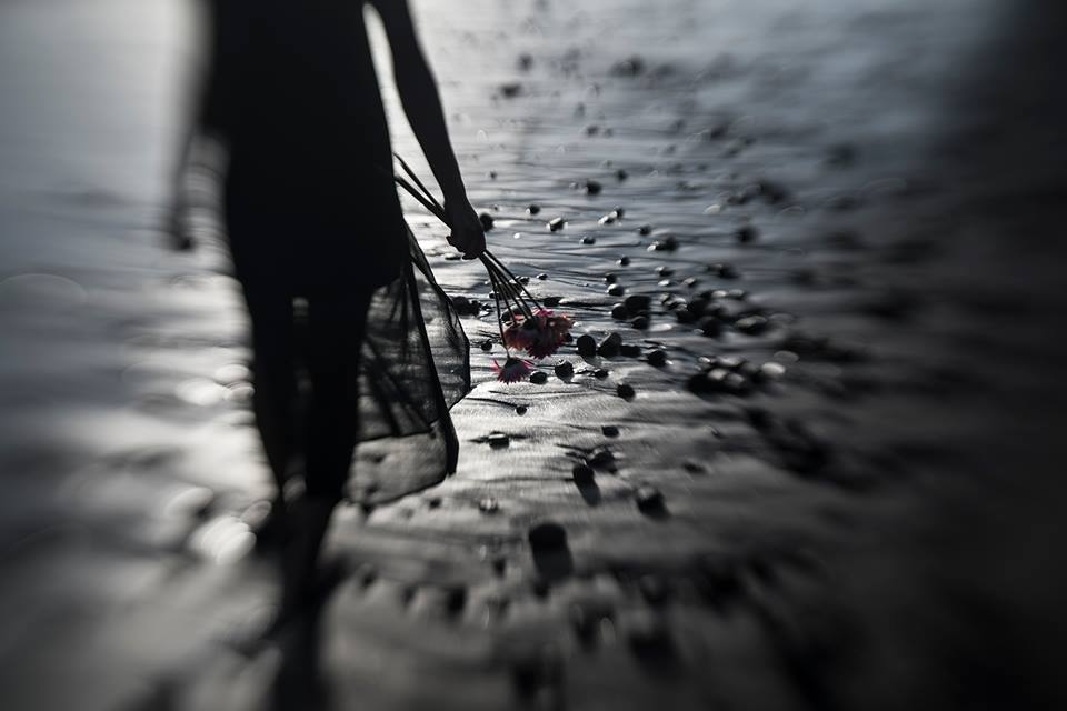 "There is a candle in your heart, ready to be kindled.
There is a void in your soul, ready to be filled.
You feel it, don't you?"

Rumi

📷'Un Poème Pour La Mer'
Hengki Lee
