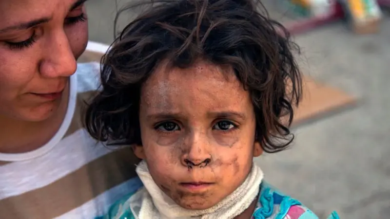 PGonz8's tweet photo. Miradas que no deberíamos olvidar, aunque se olviden. Que deberían interpelarnos, aunque se ignoren. Miradas que deberían movernos, aunque siempre acabemos quedándonos quietos. Miradas que deberían peresguirnos aunque miremos a otro lado. https://t.co/10XhqtZGSf