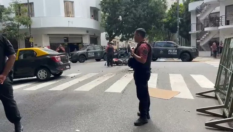 Un peatón murió tras ser atropellado por un taxista, en un accidente fatal que tuvo lugar en medio de una persecución policial que comenzó en el barrio de San Telmo y terminó en la esquina de San José 1111, a pies del edificio donde está detenida la expresidenta Cristina Kirchner
