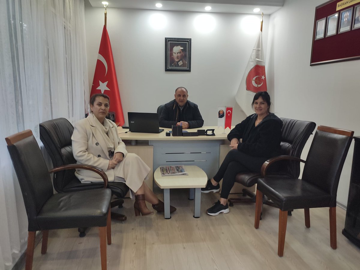 Üyemiz Şirin Uğurlu, il başkanı Sn.Alaaddin KURDOĞLU ve kadın kolları başkanı Sn.Gülşah GÖL'e hayırlı olsun ziyareti gerçekleştirdi. Nezaketi için çok teşekkür ederiz.
