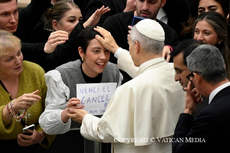 🤩🇻🇦"Vencí el cáncer"... Y el Papa se acercó a bendecirla...

Sucedió por la mañana del miércoles 7 de enero al final de la audiencia general en el Aula Pablo VI. Por más fotos así, incluso si el Papa no sale pero sí se vence al cáncer
