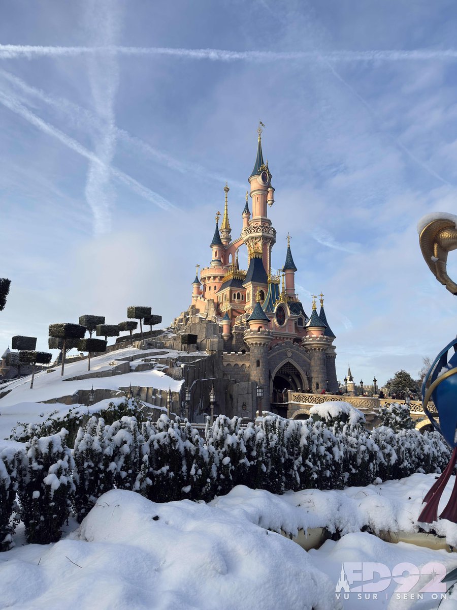 🎶Disneyland’s in deep deep deep deep snow…🎶 (in the tune of Anna from Frozen)❄️⛄️

Snow is all around at Marne La Vallée today ❄️🌨️