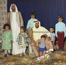 ooooo2213's tweet photo. ماسرقوها ولا اقتبسوها .. ولكن  هذا تراث  اجدادهم الهنود  
تاريخ استيطان الهنود في الأمارات قديما وقديم جدا 
الحديث عن الهند قبل ان تنفصل باكستان وبنغلادش عنها 
.............................................
اقراء من مصدر اماراتي . يتحدث عن الهنود الهندوس 
اندمجوا فأمنوا فلبسوا ما نلبس

تذكر الدراسة التي حملت عنوان   Indian_Communities_in_the_Persian_Gul

وهي أحد مراجعي الأساسية في هذا المقال: أنَّ تجار الهنود أو البانيان كما يحلو لنا تسميتهم لم يلحظ أن لبسوا زي البلد الذي يستقرون فيه، ما عدا الشارقة. وقد ذكر ذلك الكابتن جورج بركس Captain George Brucks في عام 1822. بينما نلاحظ أنهم في أقدم وأطول وجود لهم في الخليج والذي كان في مسقط كانت لهم أزياؤهم الخاصة.
يقول بالحرف الواحد (اندمجوا فأمنوا فلبسوا ما نلبس ) يعني صاروا اماراتيين  منذ عام 1750م على اقل تقدير 
رغم انهم استوطنوا الأمارات قبل هذا التاريخ بكثير . ولكن الدراسه التى قام بها الكابتن جورج بركس . كانت عام 1822

إنَّ أقدم إحصائية ذكرت فيها أعداد الهنود البانيان في سواحل الخليج العربي هي تلك التي قام بها الكابتن جورج بركس Captain George Brucks في عشرينيات القرن التاسع عشر 1822، وكان توزيعهم في موانئ الإمارات العربية  كالآتي:

* خور فكان: 50 بانيانياً (يشكلون وقتها 25% من إجمالي عدد سكان المدينة) 

*الشارقة: عدد محدود من البانيان (لم يذكر عددهم) ولكن ما يميزهم أنهم كانوا يرتدون الزي التقليدي الإماراتي، ويتجارون في اللؤلؤ ويصيغون الذهب ويبيعون الملابس ويتاجرون في الحبوب. 

*أبوظبي: عدد محدود من البانيان (لم يذكر عددهم) يمارسون التجارة وصياغة الذهب.
نقول (( لماذا لم يذكر عددهم . لانهم اكثر من  عدد السكان الأصليين لذلك لم يذكروا عددهم ))

تلت إحصائية جورج بركس إحصائية أخرى للوريمر Lorimer في العشرينيات من القرن العشرين (1920)، وقد ذكر أنَّ هناك الكثير في الخليج العربي ولكنه لم يشاهد وجود عوائل للبانيان سوى في 8 أماكن وهي 

1- أبوظبي

2-الشارقة

3-أم القيوين

4-مطرح

5-مسقط

6-جزيرة قشم

7-جوادر

8-شابهار

.................................................
أغلب تجار السند  ينتمون إلى جماعتي: البهاتيا والخوجة، وهم جماعات تحترف التجارة من القدم. وقد أتت هذه الجماعات من 3 مناطق رئيسة هي: شيكابور – Shikarpur، تهاتا – Thatta ، سكهر –  Sukkur، وجوجرات وكوتش. معظمها اليوم يتبع دولة باكستان وبعضها في الهند. وقد أتوا إلى أبوظبي ودبي في 1890م. وتركزت تجارتهم في سلعتين: اللؤلؤ والتمور. وقد قدر عدد محلاتهم لبيع اللؤلؤ في الساحل المتصالح (الإمارات حالياً) في العشرينيات بـ 50 متجراً.

https://t.co/27XqOSuoBl

......................................................
لاحظ لبس اطفالهم لتعرف ان جذور هؤلاء الماراتيين وحكامهم هنديه