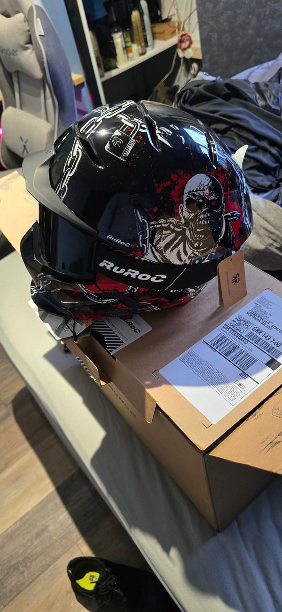New ski helmet has arrived for the season, cant wait for February to come so I can be back on the slopes 

#ski #fy #fyp