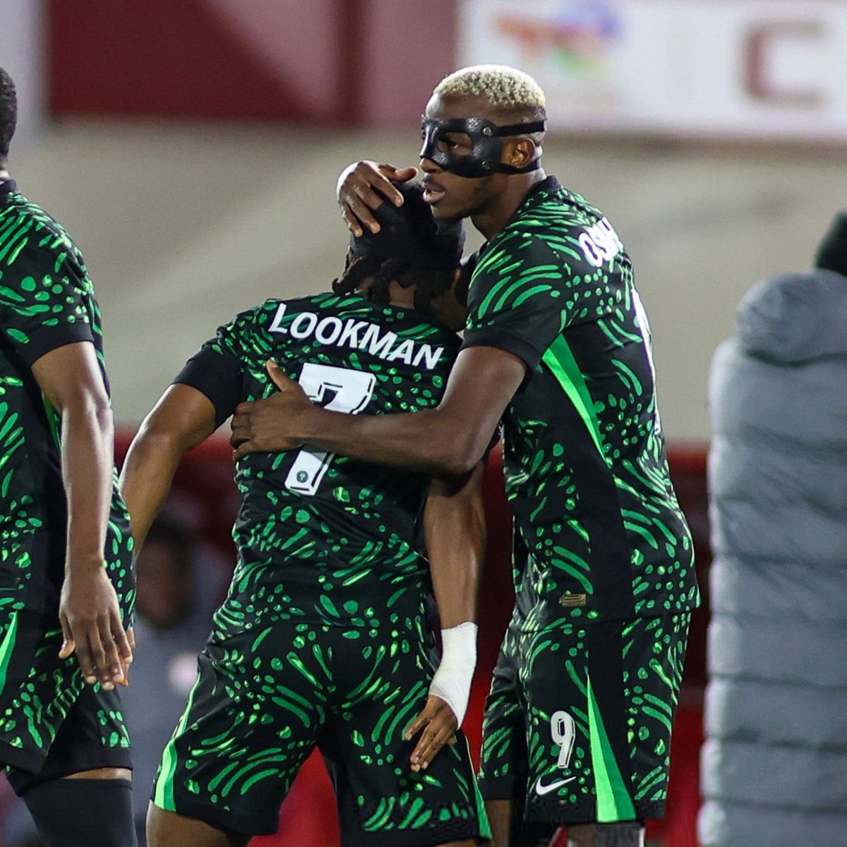 arobasedzair2's tweet image. 🟢 𝗟𝗘 𝗡𝗜𝗚𝗘𝗥𝗜𝗔 𝗠𝗘𝗡𝗔𝗖𝗘 𝗗𝗘 𝗕𝗢𝗬𝗖𝗢𝗧𝗧𝗘𝗥 𝗟𝗘𝗨𝗥 𝗘𝗡𝗧𝗥𝗔𝗜̂𝗡𝗘𝗠𝗘𝗡𝗧 𝗗𝗘 𝗩𝗘𝗡𝗗𝗥𝗘𝗗𝗜 ! ❌🏋️

Les primes de victoire destinées aux joueurs et au staff n'ont toujours pas été versées. 💰😬

Ils pourraient même 𝗻𝗲 𝗽𝗮𝘀 𝘀𝗲 𝗿𝗲𝗻𝗱𝗿𝗲 à…