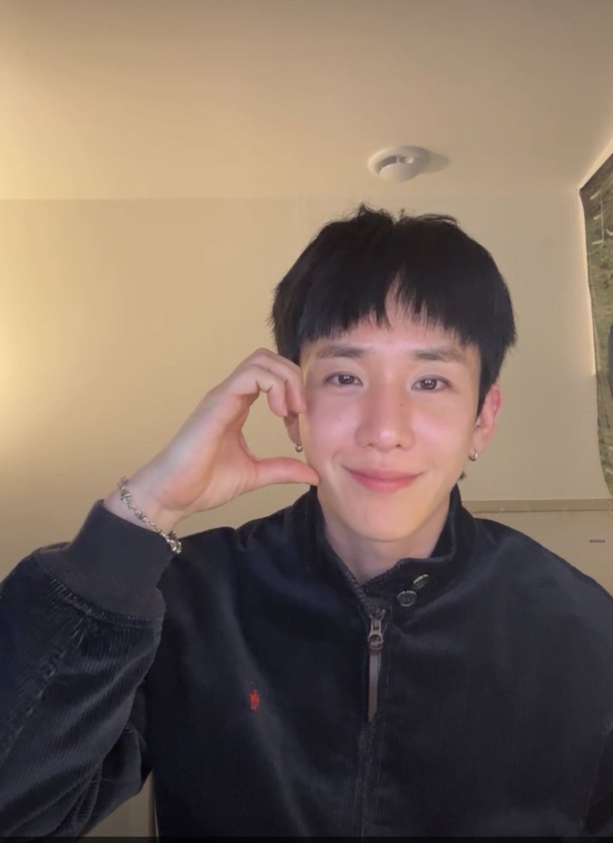 빵주날 빵주시🥨
진심으로 생일 축하하구 항상 건강하게, 즐거운 일만 가득하길!
덕분에 정말 행복해! 
생일축하해! 병주야
#병주라는_낭만이_시작된_날
#ALWAYS_BE_WITH_JOO