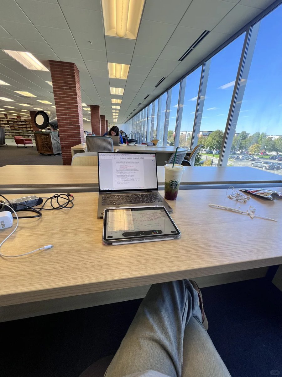 图书馆自习的下午，阳光超好，窗外蓝天白云～ laptop刷题，iPad画笔记，手边一杯星巴克提神，腿翘着超级舒服。偶尔抬头看看风景，感觉时间都慢下来了，挺惬意的呀～