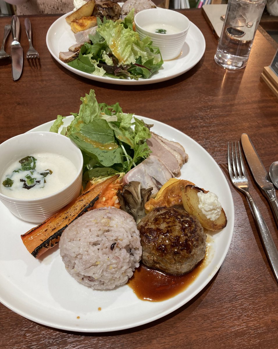 nikimama6's tweet photo. 🐶おかあ、元旦ときょうのニキの写真撮ってないぢゃん!
ごめんね、2年ぶりのお友達と🍽️だもん~O'SSAN ☕️💕
お料理教室もやってるから、行ってみたいなぁ♪
雑貨屋さんも行ってさ、20歳違いって忘れちゃうなぁ〜元気いっぱい😆💕
#ランチ #OSSAN #柴犬のいる暮らし https://t.co/LUuNd8EkNw