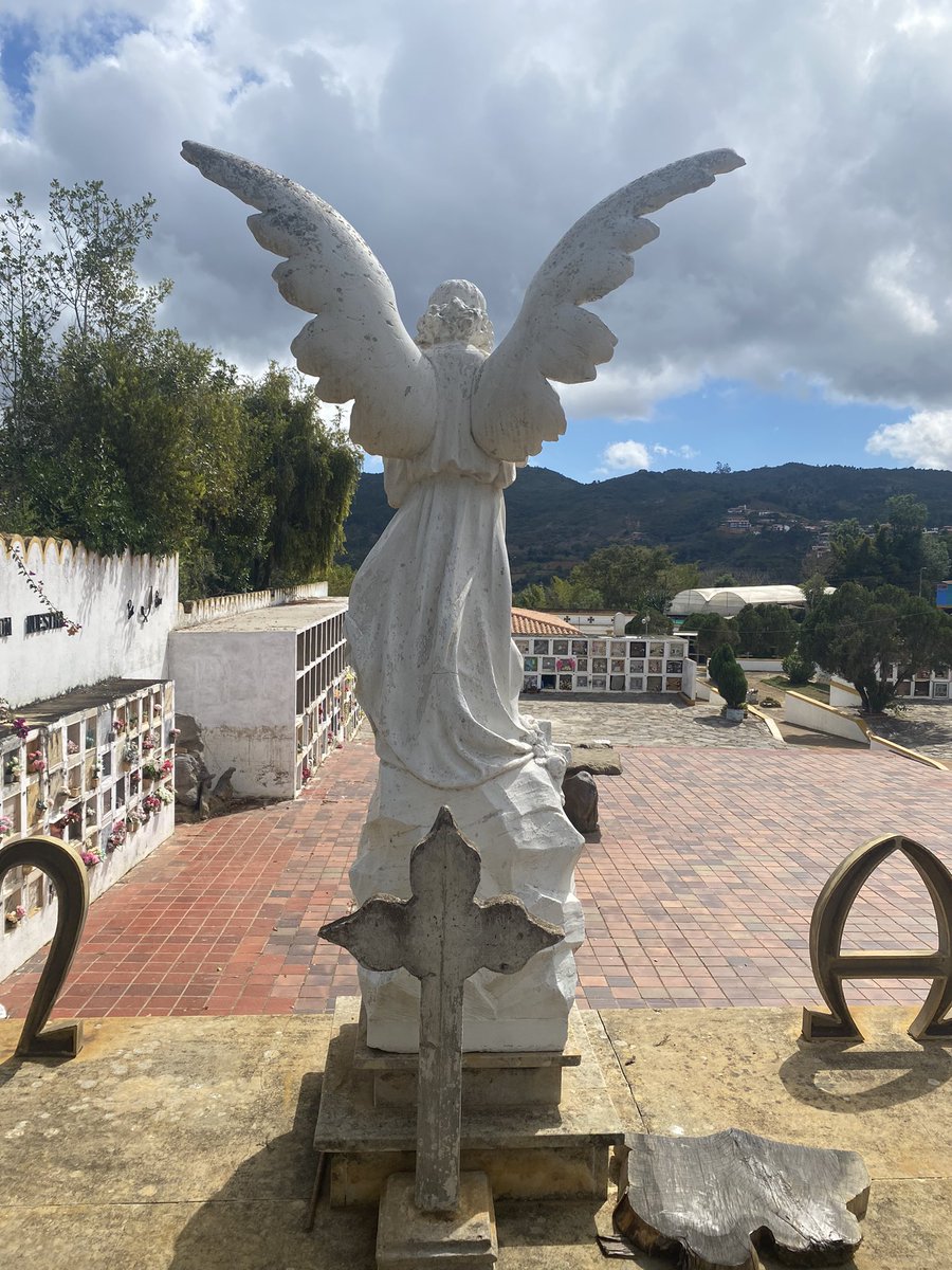 Las sociedades capitalistas también han reducido y llevado a las periferias los espacios para visitar a los muertos. Como lo dijera Benjamin, pretende evitar que la muerte haga parte de la experiencia y esto contribuye a empobrecerla. No sucede así en muchos pueblos de Colombia