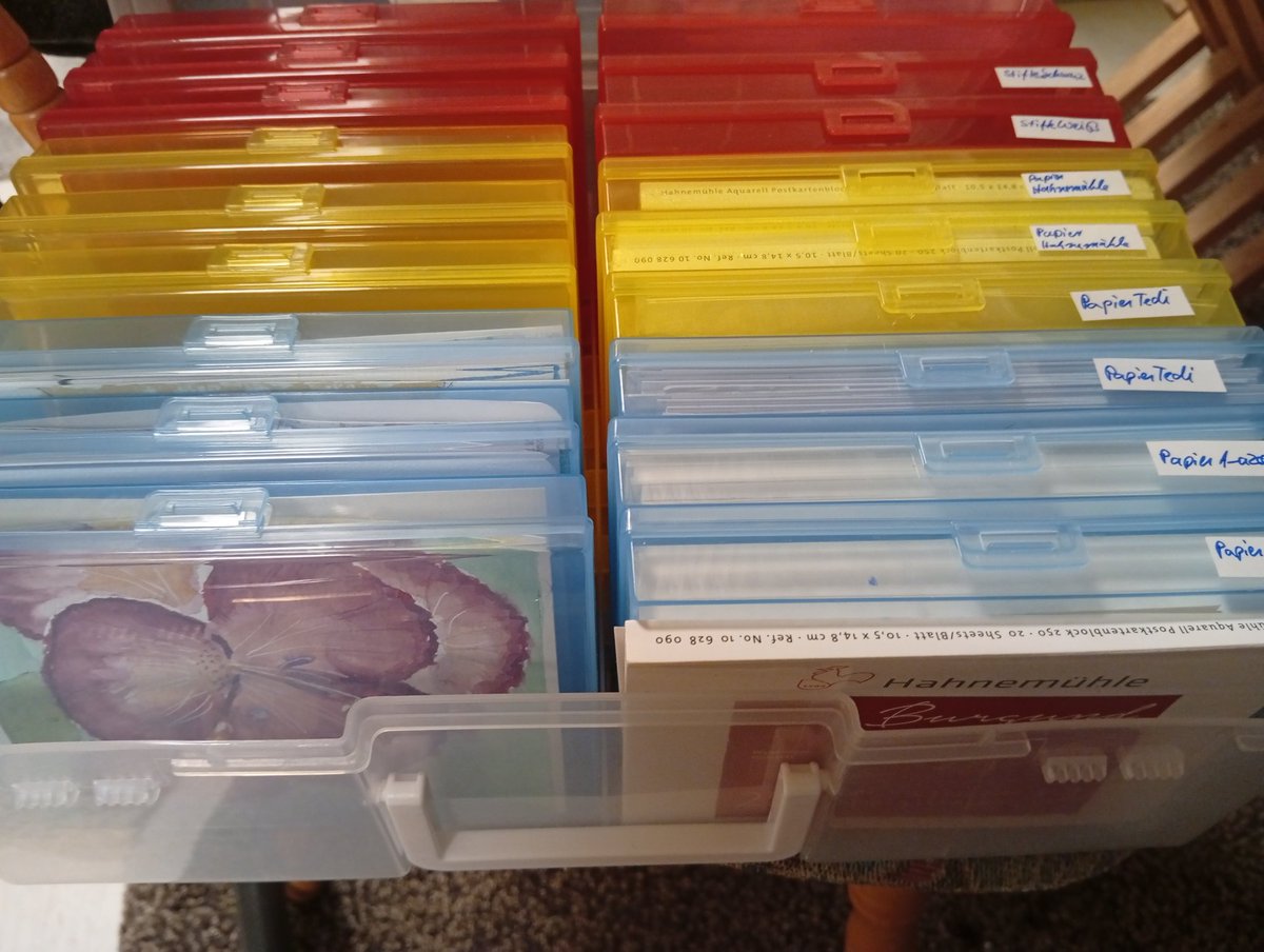 Wusstet ihr das es Postkarten-Sortierboxen gibt und dass diese ganz toll sind um fertig gemalte Karten, zugeschnittenes Papier und Malzubehör wie Stifte und Washitape aufzubewahren.

Ich liebe ja alles was sich toll sortieren und etikettieren lässt.

#kleineKunstklasse