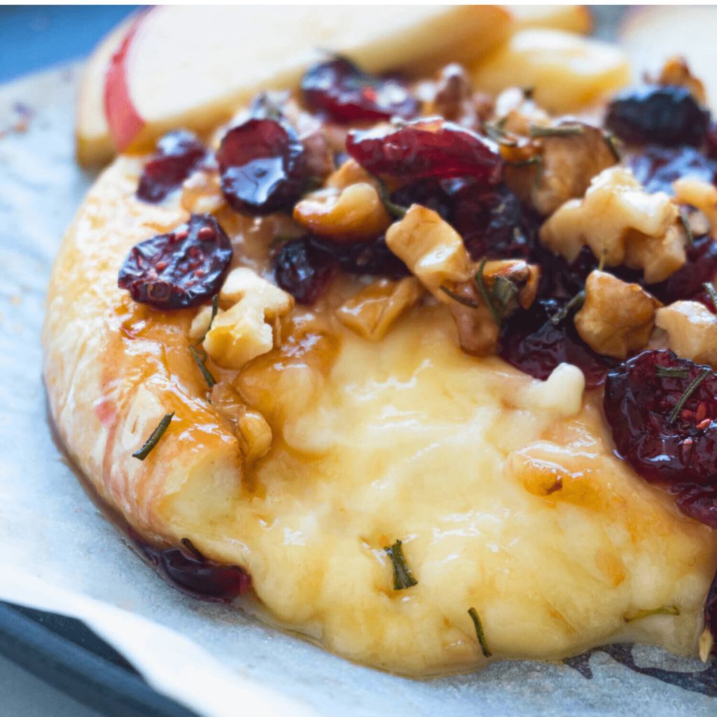 Get ready to impress at your next gathering! Try out this super easy recipe for baked brie topped with sweet cranberries. Perfect for parties or cozy nights in! Dive into gooey goodness and spread joy with every bite! devinefairytale.com/baked-brie-wit…
