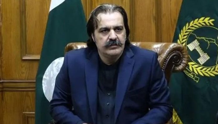 Skiper786's tweet photo. اہم چیز جو میں نے نوٹ کی 

جس کا آج میں  اعتراف کرنا چاہتا ہوں وہ یہ ہے کہ جب علی آمین گنڈاپور وزیر اعلی تھے 
تب ان پر تنقید کو میں بھی سمجھتا رہا کہ اپنے صوبہ کے وزیر اعلی کو متنازعہ کیا جارہا ہے ان پر تنقید استعفی کا مطالبہ یہ سب غلط ہے 

لیکن آج جب سہیل آفریدی وزیر اعلی ہیں تو سپیشلسٹ کی تکلیف انکے خلاف بیانات دیکھ کر 

ہر چیز واضح ہوگئی کہ علی آمین گنڈاپور کے اوپر لگایا گیا ہر الزام سچ تھا 
وہ واقعی سپیشلسٹ کا بندہ تھا انکے ساتھ ملی بھگت کر کے حکومت چلا رہا تھا

یہی وجہ تھی وہ اسلام آباد سے بشری بی بی کو چھوڑ کر بھاگ آیا اور یہی وجہ تھی وہ خان صاحب کے احکامات کی خلاف ورزی کرتا رہا 
کیونکہ انکی ڈوری سپیشلسٹ کے ہاتھوں ہل رہی تھی جو آج مجھ جیسے ناچیز کو بھی سمجھ آگئی 
کہ یہ وہی سپیشلسٹ ہے جو علی آمین گنڈاپور کے خلاف ایک لفظ تک نہیں بولی جبکہ سہیل آفریدی پر 2 دو گھنٹوں کی پریس کانفرنس کر ڈالتے